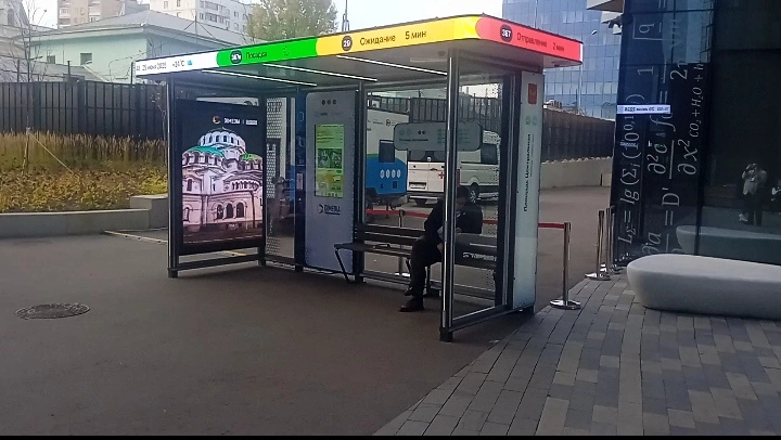 В Москве представили «умную остановку» с защитой от дронов и системой видеомониторинга